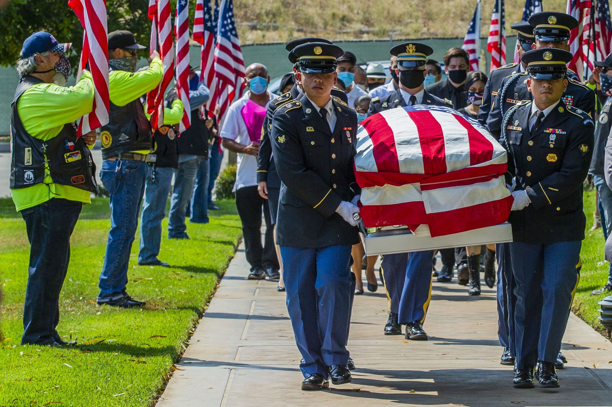 Human Resource Specialist Enrique Roman-Martinez during his burial at Forest Lawn Memorial (Terry Pierson). Source: https://twitter.com/Fotogodterry/status/1297343229969350656
