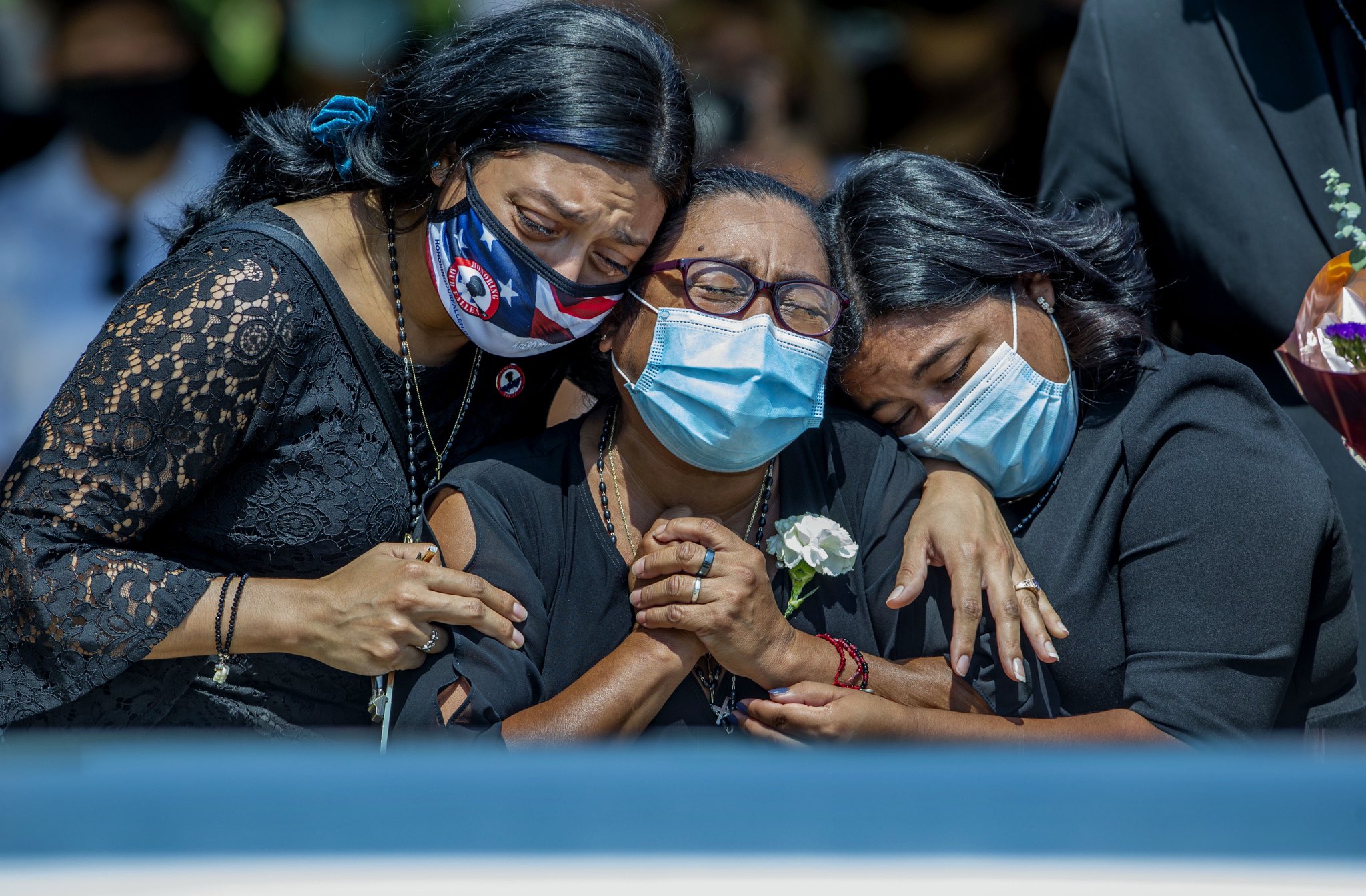 Maria Martinez (center) being comforted by her daughters Veronica (left) and Griselda (right) as they bury Spc. Roman-Martinez (Terry Pierson). Source: https://twitter.com/Fotogodterry/status/1297343229969350656