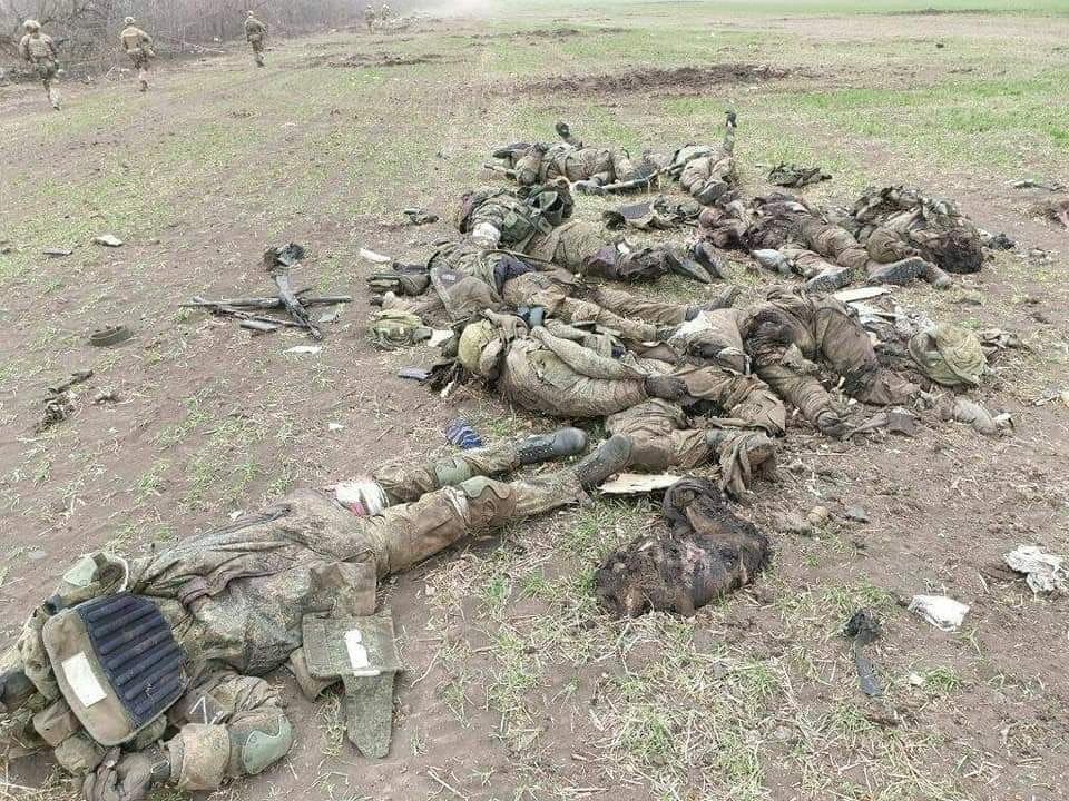 Dead Russian soldiers laying on the ground at an unidentified location in Ukraine (Illia Ponomarenko). Source: https://twitter.com/IAPonomarenko/status/1510715200089042954