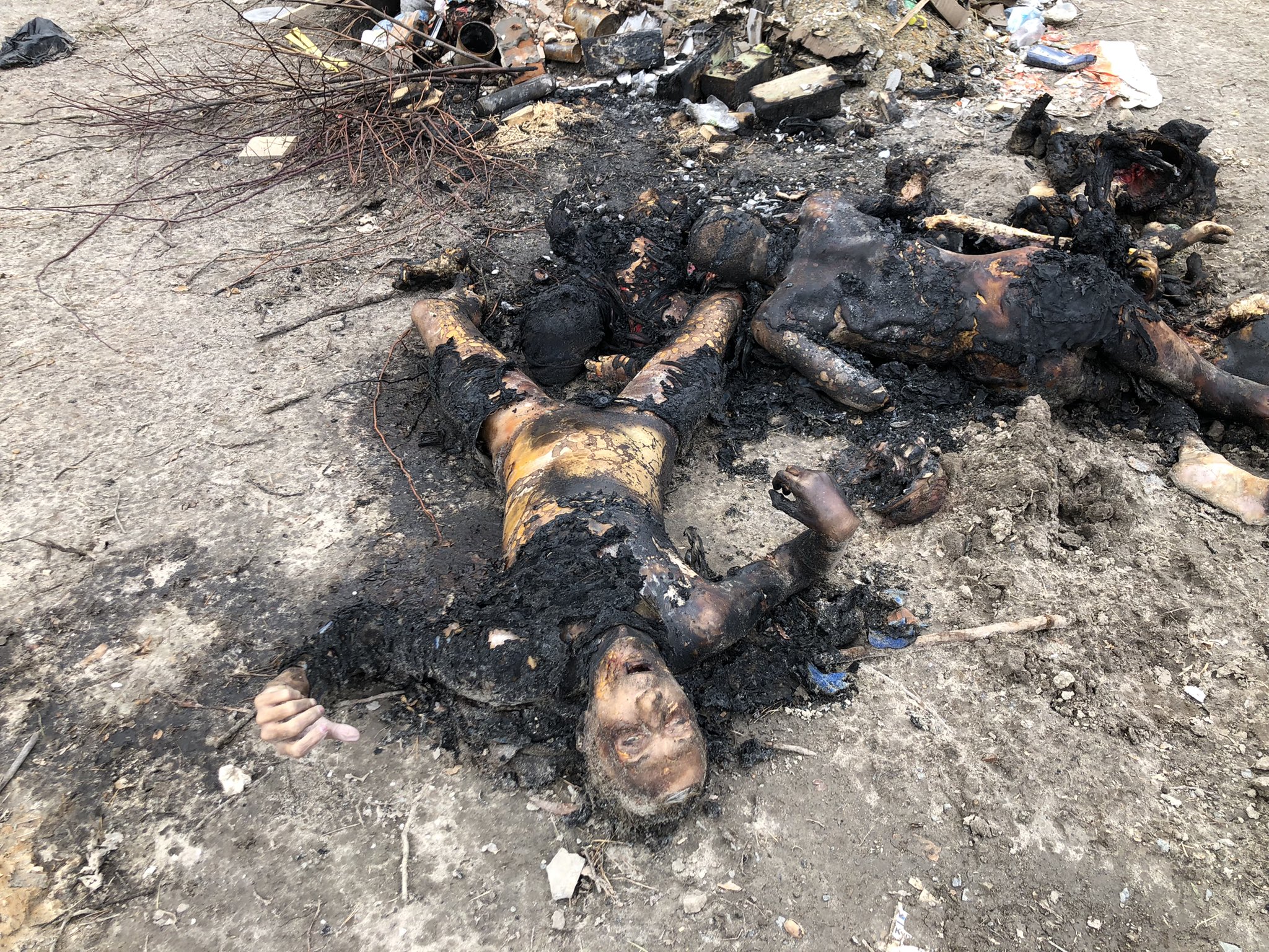 Ukrainian individuals killed by Russian forces. They allegedly burned the corpses to try and hide the killings. It is unknown whether they were burned alive or not (Den Kazansky). Source: https://twitter.com/den_kazansky/status/1510965675594076163