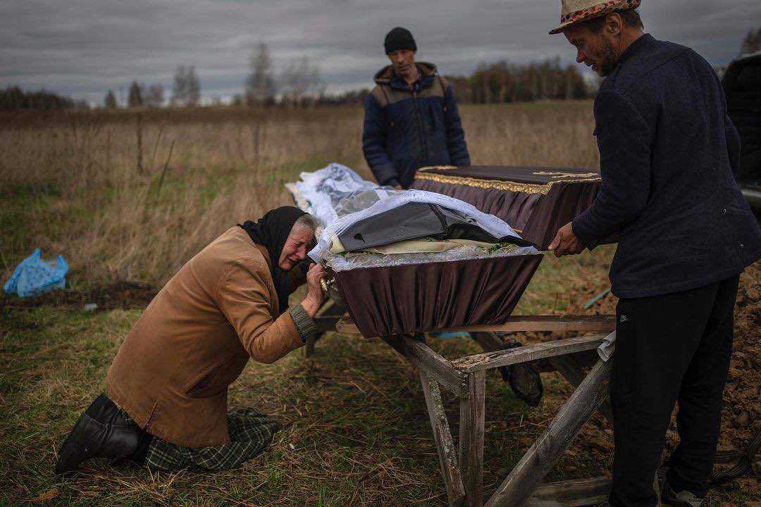 70-year-old Ukrainian Nadiya Trubchanikova left the Kyiv region ahead of the Russian military. She recently returned. These photos, the Ukrainian government says, shows what happened when she found her son's body in Bucha after searching for him for over a week (Tim Mak). Source: https://twitter.com/timkmak/status/1517135690282135553