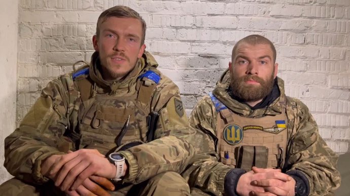 Azov Regiment's commander Denys Prokopenko (left) and Serhii Volyna (right) commander of the 36th Marine Brigade in Mariupol (Illia Ponomarenko). Source: https://twitter.com/IAPonomarenko/status/1514326744140062728