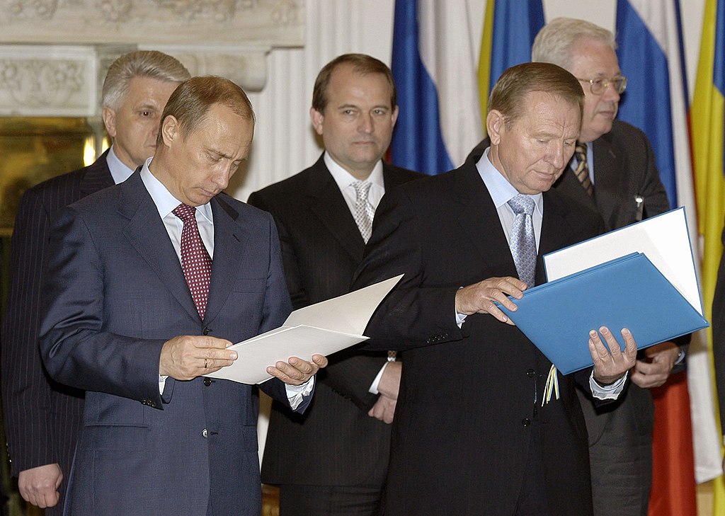 Exchange of letters of ratification of the Treaty on the Russian-Ukrainian state border and the Treaty on cooperation in the use of the Sea of Azov and the Kerch Strait with current Russian President Vladimir Putin (right), Viktor Medvedchuk (Center) and former President of Ukraine Leonid Kuchma (Kremlin.ru, CC BY 3.0 , via Wikimedia Commons). Source: https://commons.wikimedia.org/wiki/File:Medvedchuk.jpg