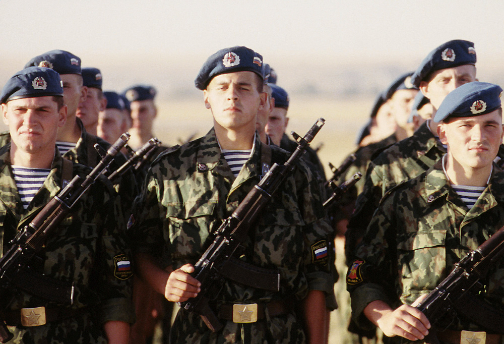 Russian paratroopers stand at attention during an exercise in Kazakhstan (US Air Force, Public domain, via Wikimedia Commons). Source: https://commons.wikimedia.org/wiki/File:Russian_paratroopers_106th_VDD.JPG
