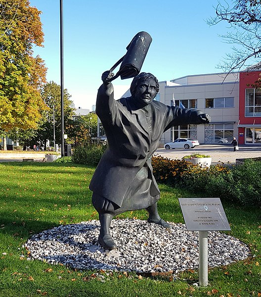 Homage in Alingsås to Danuta Danielsson, a Polish woman who hit a neo-Nazi with her bag in 1985. (<a href="https://commons.wikimedia.org/wiki/File:Woman_with_handbag.jpg">Blondinrikard Fröberg</a>, <a href="https://creativecommons.org/licenses/by/2.0">CC BY 2.0</a>, via Wikimedia Commons)