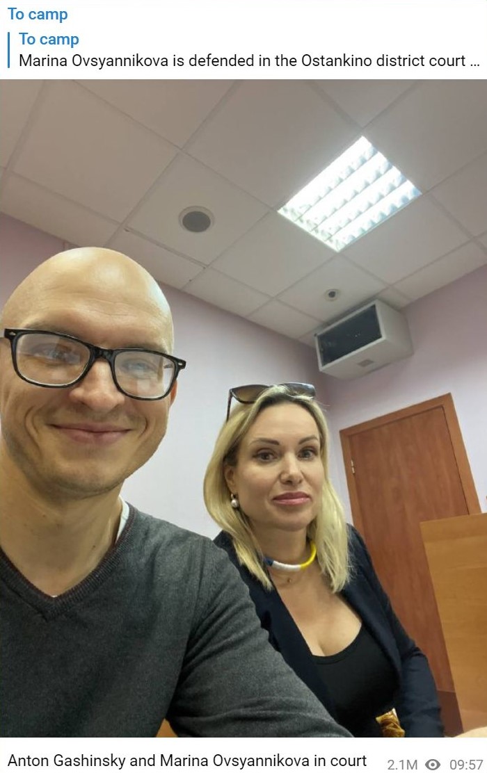 Anton Gashinsky defends Marina Ovsyannikova in court. Screenshot courtesy of @vlagr from Telegram.
