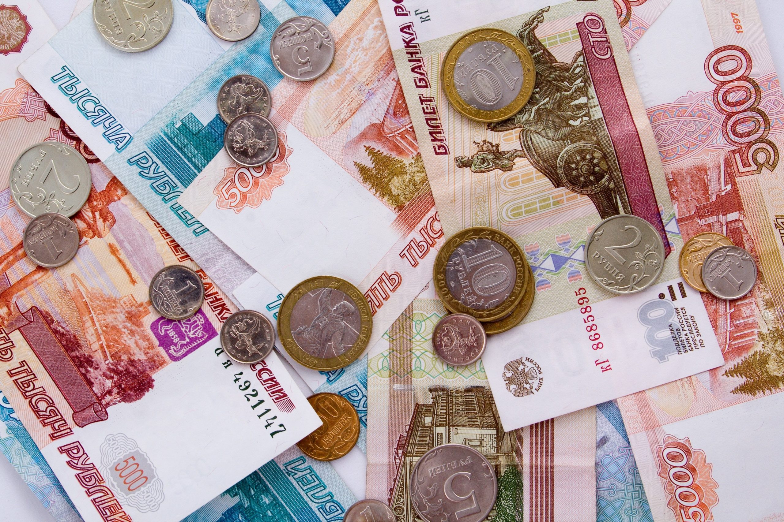 Russian Ruble Banknotes and Coins (Dmitry Sidorov). Source: https://www.pexels.com/photo/russian-ruble-banknotes-and-coins-7015765/