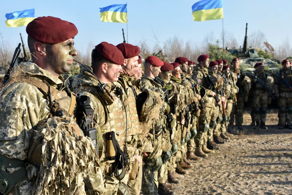 Ukrainian troops stand ready to fight. Image credit: atlanticcouncil.org