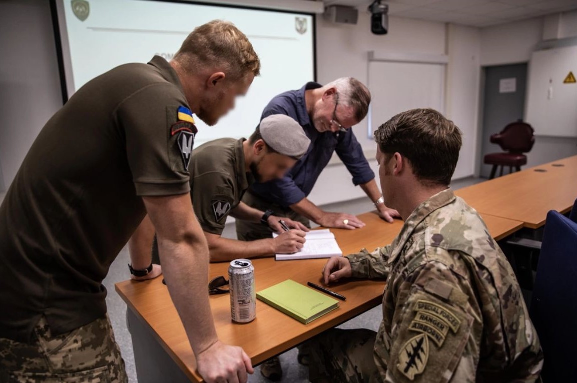Ukrainian and US Army Special Forces draw up a mission execution plan during a meeting at Exercise Combined Resolve 14 at Hohenfels, Germany, September 12, 2020. US Army photo by Sgt Patrik Orcutt