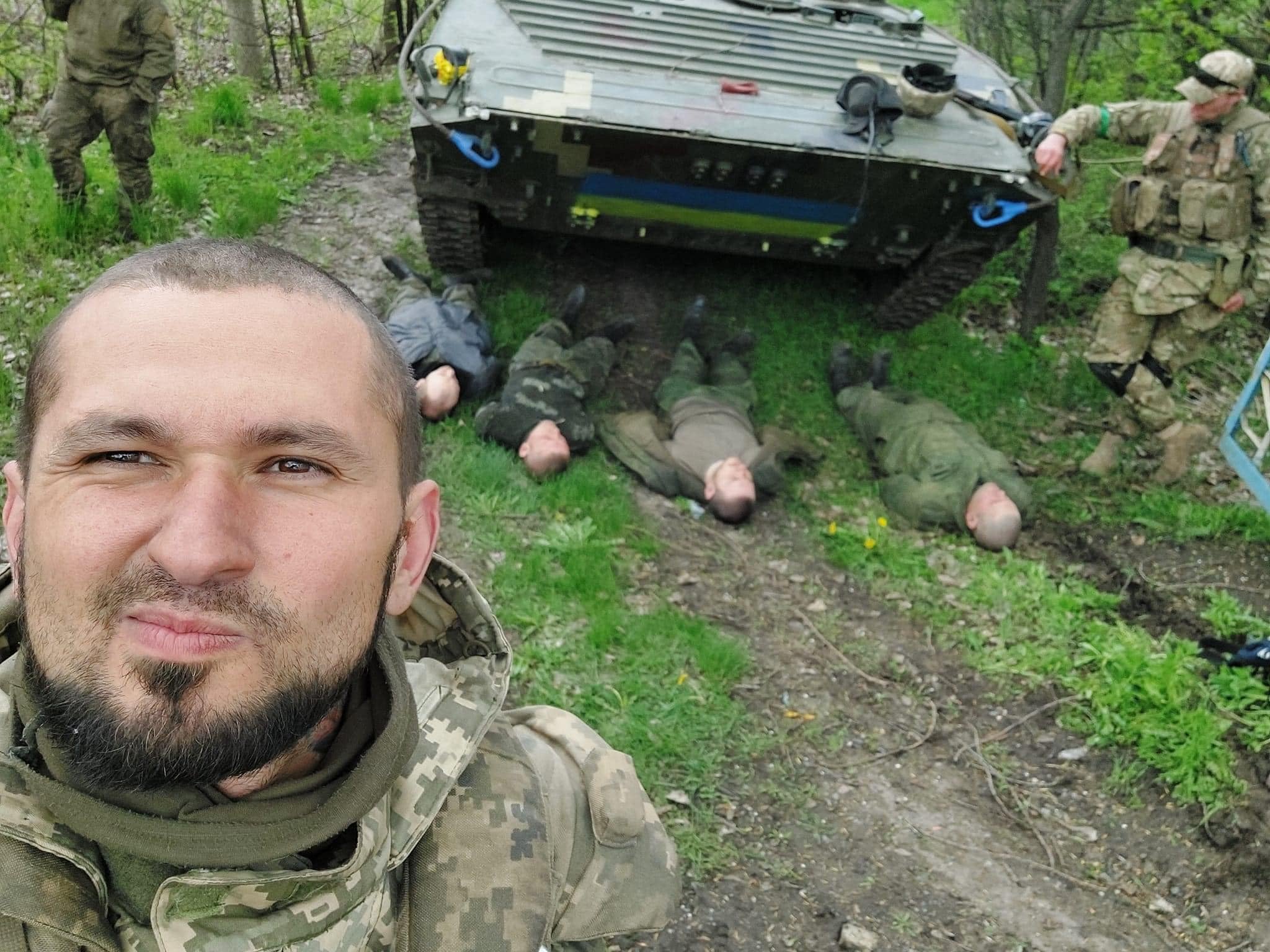 A Ukrainian soldier taking a selfie with captured Russian soldiers in Ukraine (AFU Stratcom). Source: https://www.facebook.com/photo/?fbid=360802809421706&set=a.338601761641811