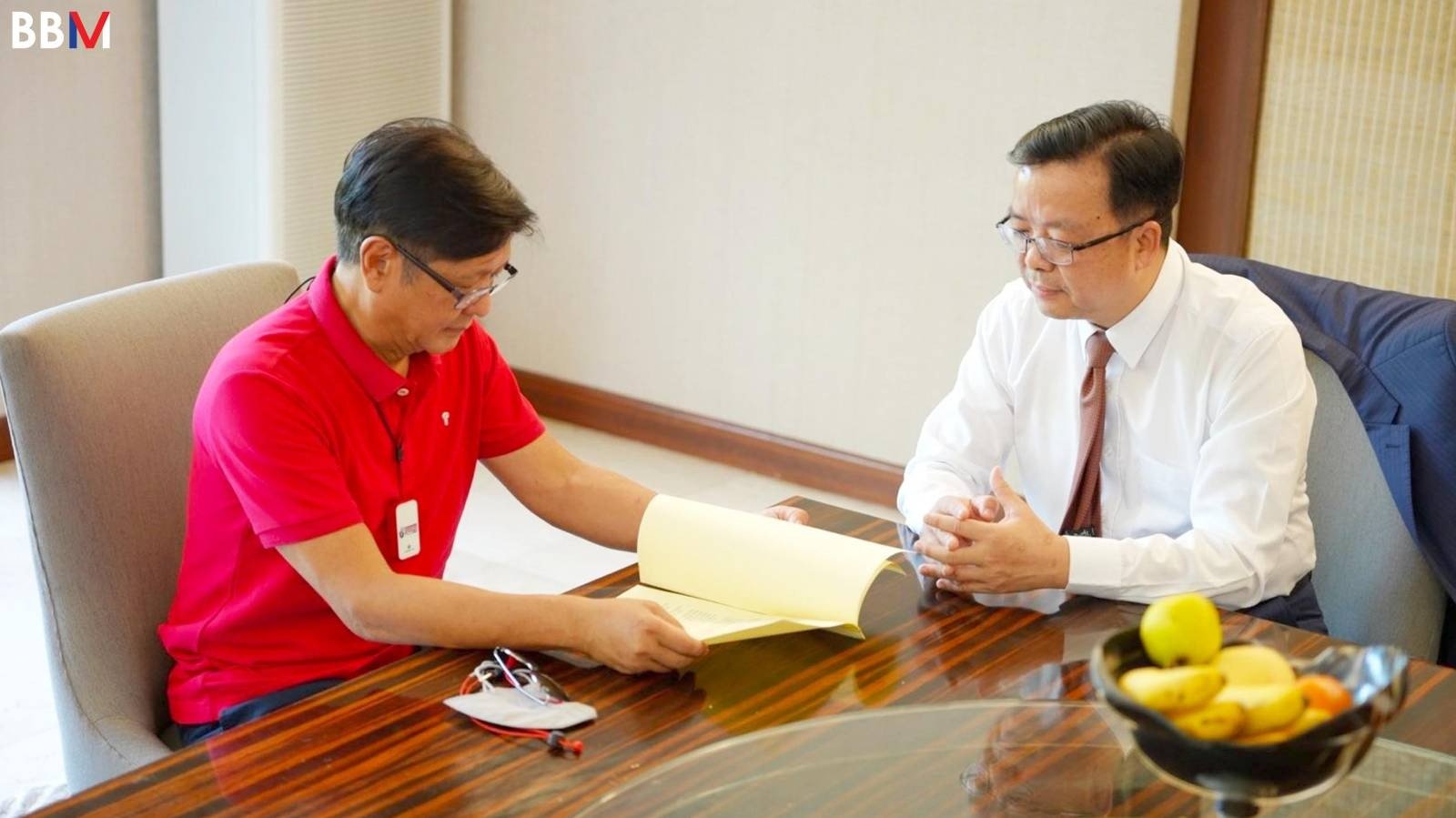 Presumptive Philippine President Ferdinand "Bongbong" Marcos Jr. receives a congratulatory note from Chinese President Xi via Chinese Ambassador Huang Xilian (Ferdinand Marcos). Source: https://www.facebook.com/BongbongMarcos/posts/550141799813738