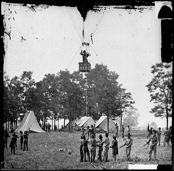 Fair Oaks, Va. Prof. Thaddeus S. Lowe observing the battle from his balloon "Intrepid" (<a href="https://commons.wikimedia.org/wiki/File:Fair_Oaks,_Va._Prof._Thaddeus_S._Lowe_observing_the_battle_from_his_balloon_%27Intrepid%27_LOC_cwpb.01561.jpg">Civil War Glass Negatives</a>, Public domain, via Wikimedia Commons)