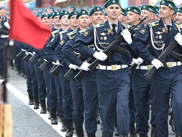 Russian Air Force troops during the 2019 Moscow Military Victory Day Parade (Wikimedia Commons). Source: https://commons.wikimedia.org/wiki/File:Air_Force_enlisted_troops_during_the_2019_Moscow_Victory_Day_Parade_wearing_a_ceremonial_version_of_the_office_uniform.png