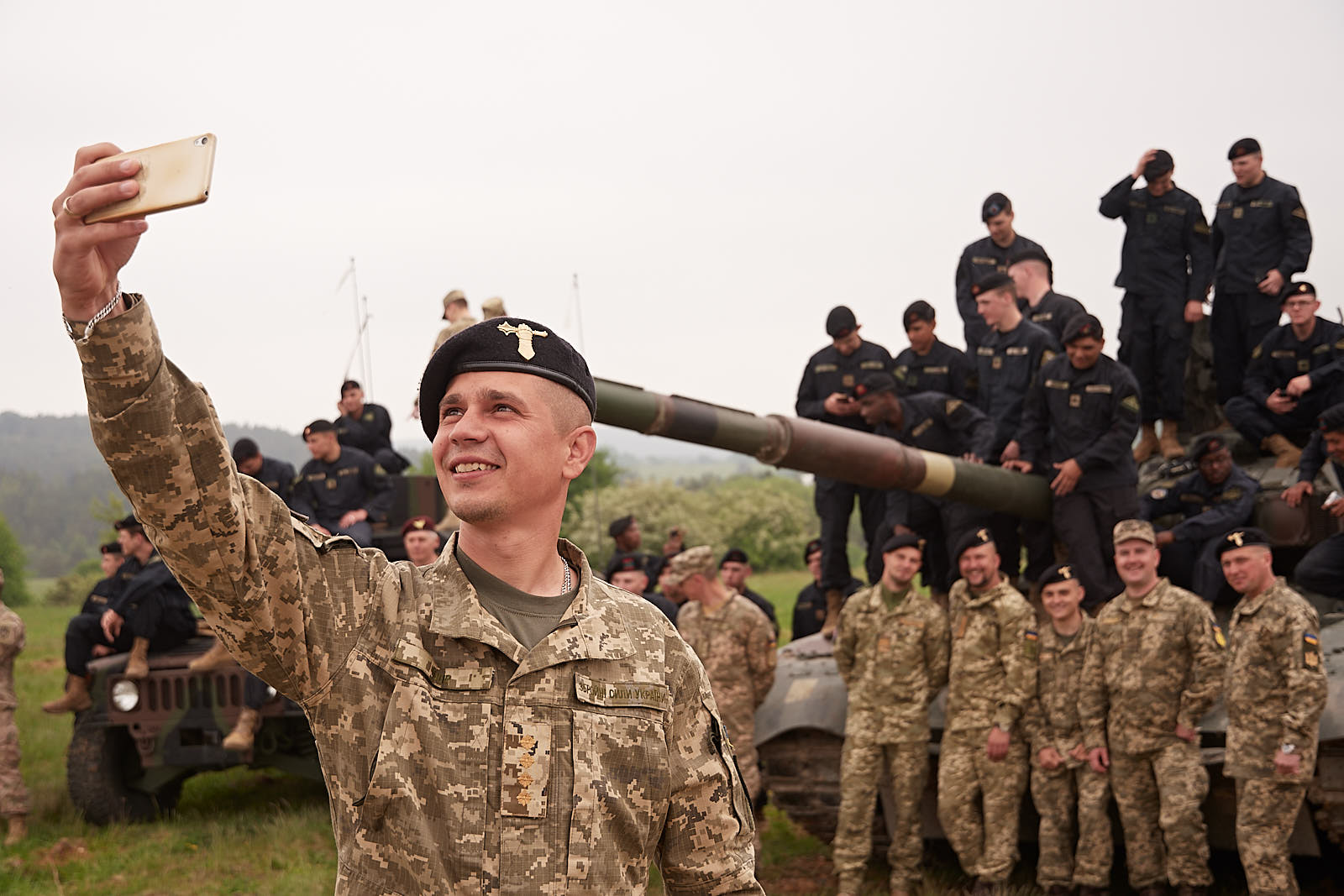 Members of the Ukrainian Army taking a group selfie (zsu.gov.ua). Source: https://www.zsu.gov.ua/photo/photo-galery