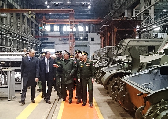 Deputy Minister of Defense Yury Borisov visiting Uraltransmash in 2016 (Russian Ministry of Defense, CC BY 4.0 , via Wikimedia Commons). Source: https://commons.wikimedia.org/wiki/File:Deputy_Minister_of_Defense_Yury_Borisov_visiting_Uraltransmash_in_2016.jpg