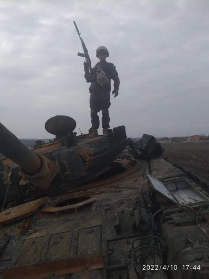 Two T-80 tanks of the Russian Army destroyed, likely somewhere in Eastern Ukraine (Ukraine Weapons Tracker). Source: https://twitter.com/UAWeapons/status/1519787697212166146