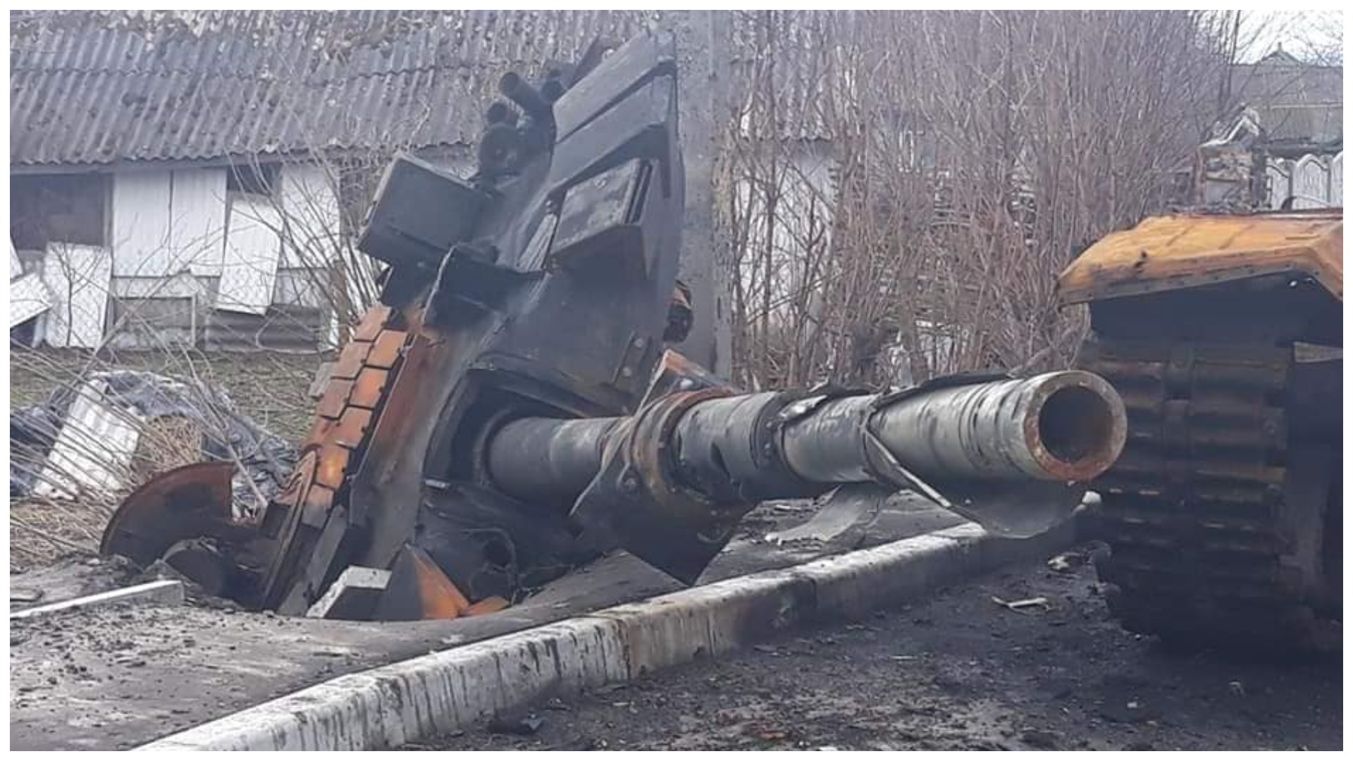 A Russian tank with its turret blown clean off (Michael MacKay). Source: https://twitter.com/mhmck/status/1526212001428647937