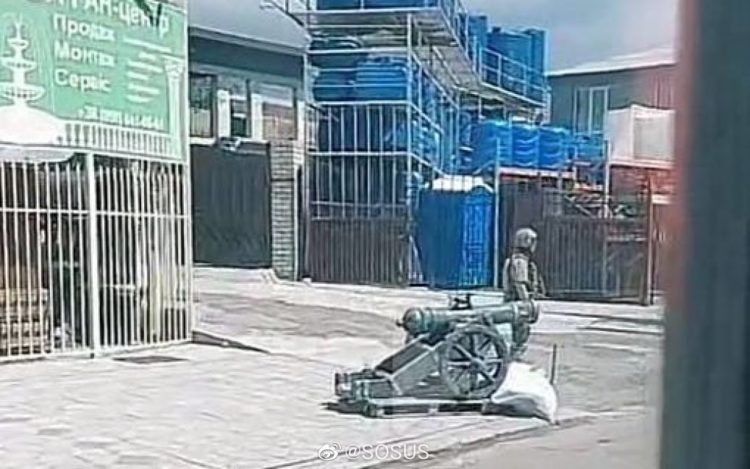 A Russian Antique Cannon Was Seen Guarding a Russian Checkpoint in Kherson