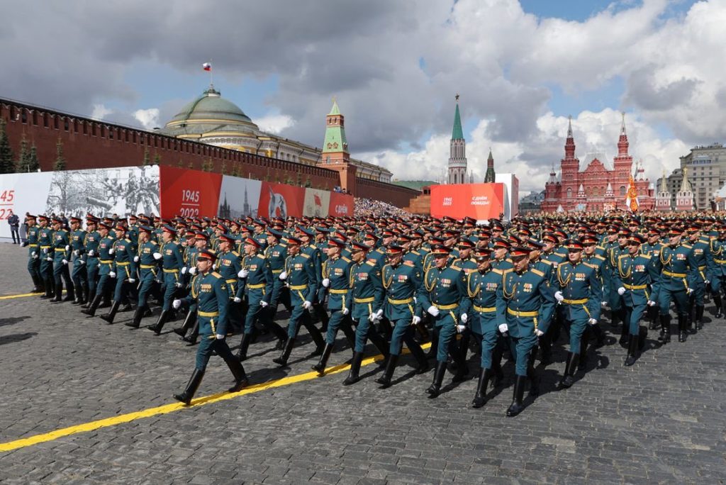 Russian troops marching during the Russian Victory Day Parade (Mark MacKinnon). Source: https://twitter.com/markmackinnon/status/1523613173928005632