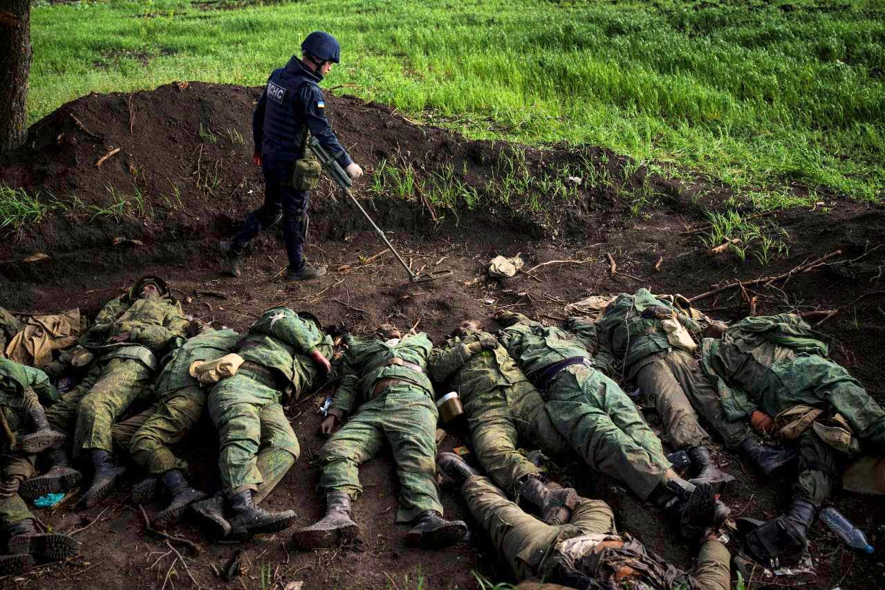 Dead Russian soldiers abandoned by their Russian comrades in Kharkiv, possibly to hide their casualties thus the need for new recruits (@BWhiteSwan). Source: https://twitter.com/BWhiteSwan/status/1524148006622306304