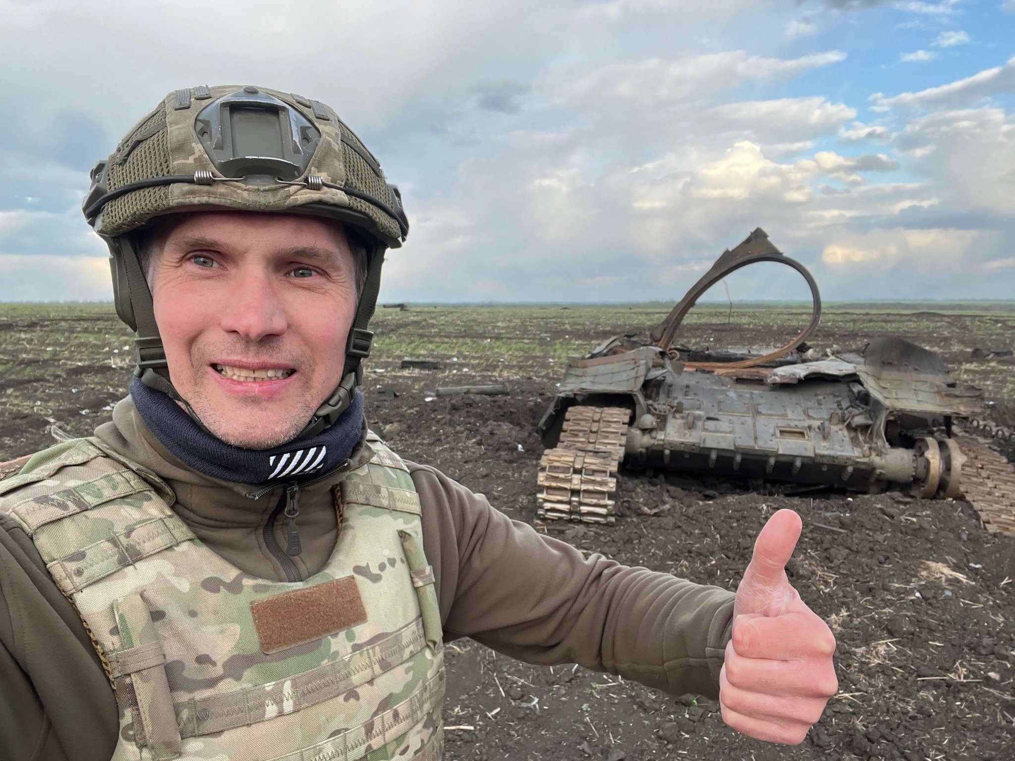 Ukrainian soldier poses with a thumbs up sign. Behind him is a Russian T-72B3 that had been destroyed by the Panzerfaust 3 (Ukraine Weapons Tracker). Source: https://twitter.com/UAWeapons/status/1524388597746606082