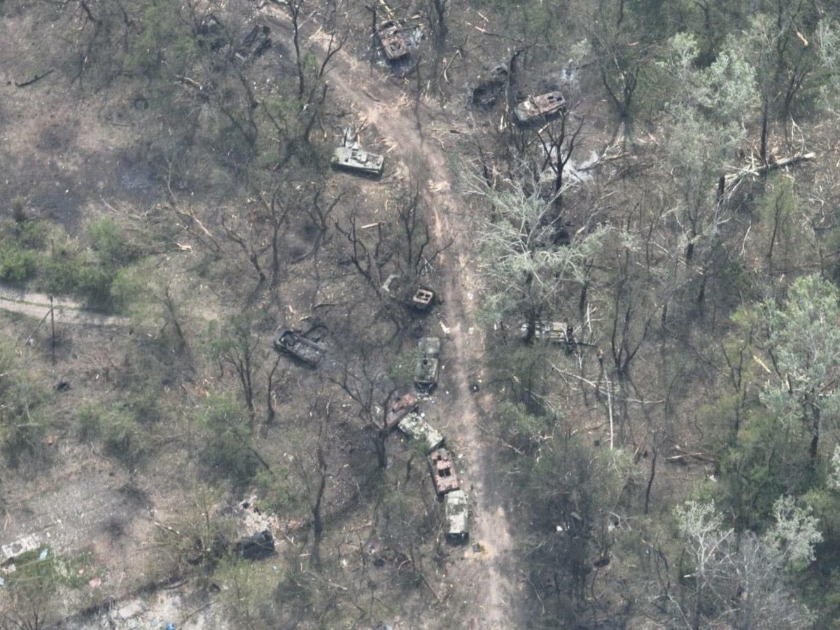 Russian armored column destroyed while crossing the Siverskyi Donets River (Rob Lee). Source: https://twitter.com/RALee85/status/1524418754498764800 