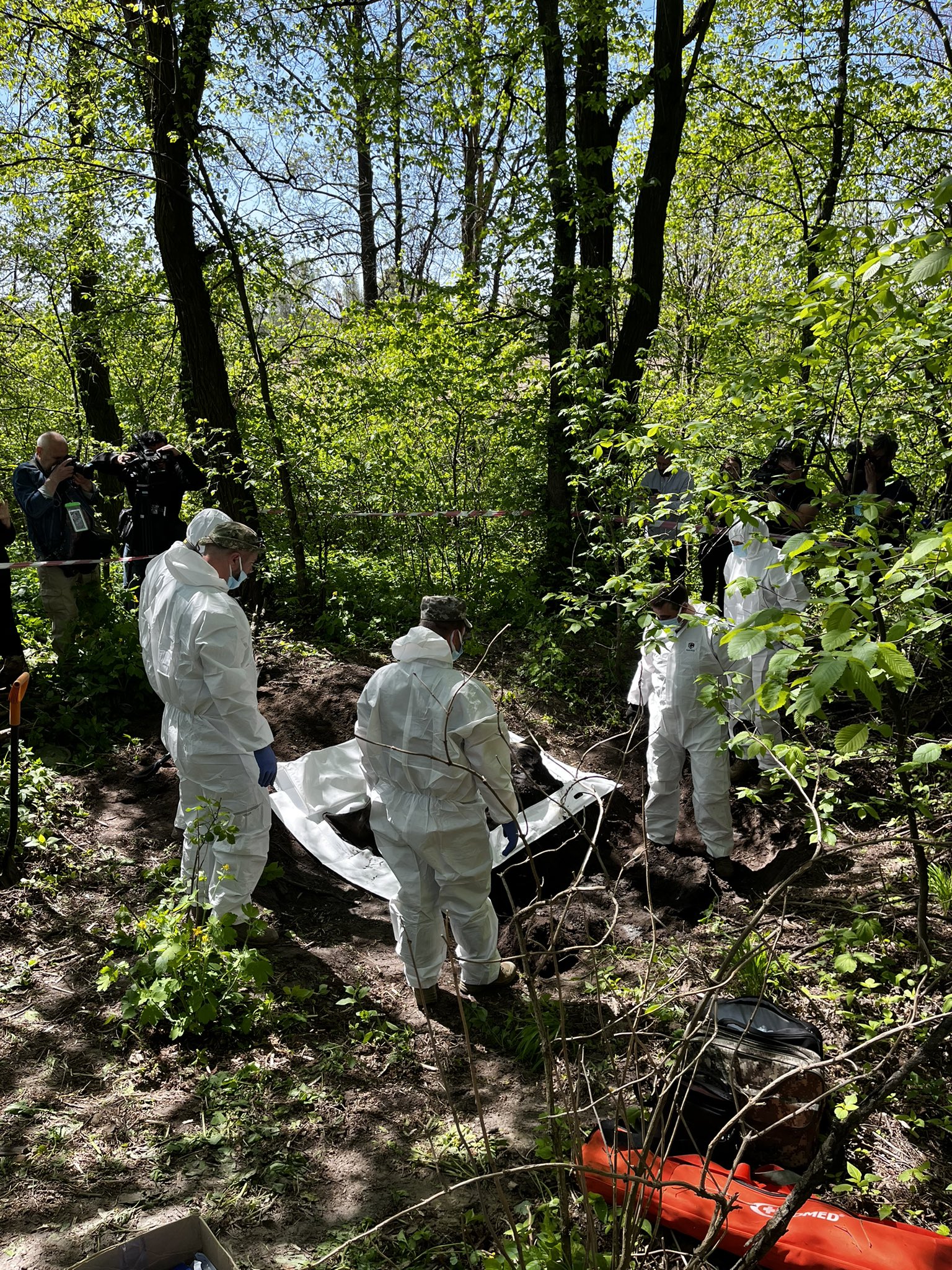 Ukrainian authorities discovering Russian soldiers buried in a ditch, possibly where Russian forces dumped them as per previous reports (Cal Perry). Source: https://twitter.com/CalNBC/status/1524445919760031744