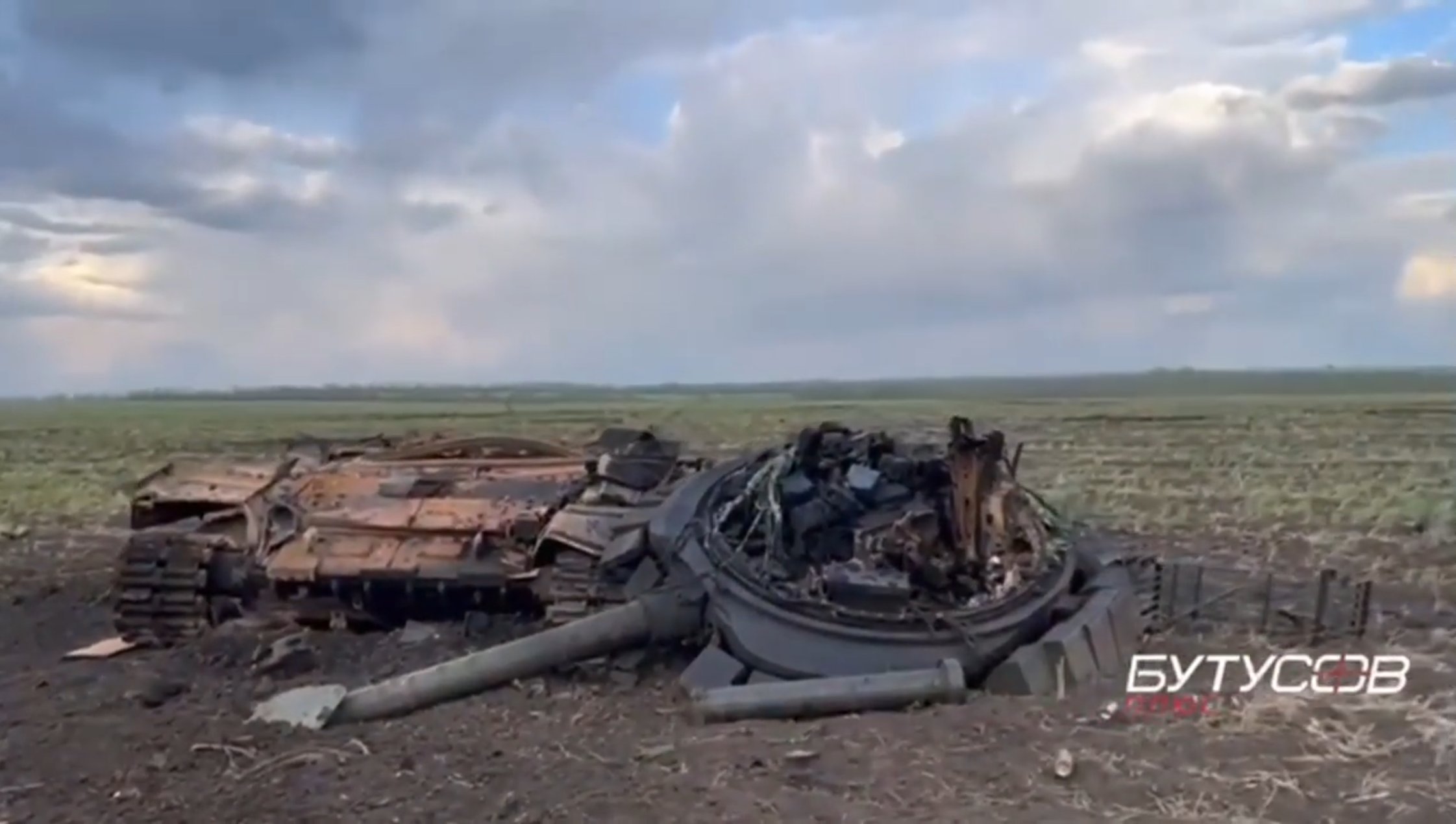 A Russian T-72B3 tank destroyed in Kharkiv by a Panzerfaust 3 (Ukraine Weapons Tracker). Source: https://twitter.com/UAWeapons/status/1524839423128522759