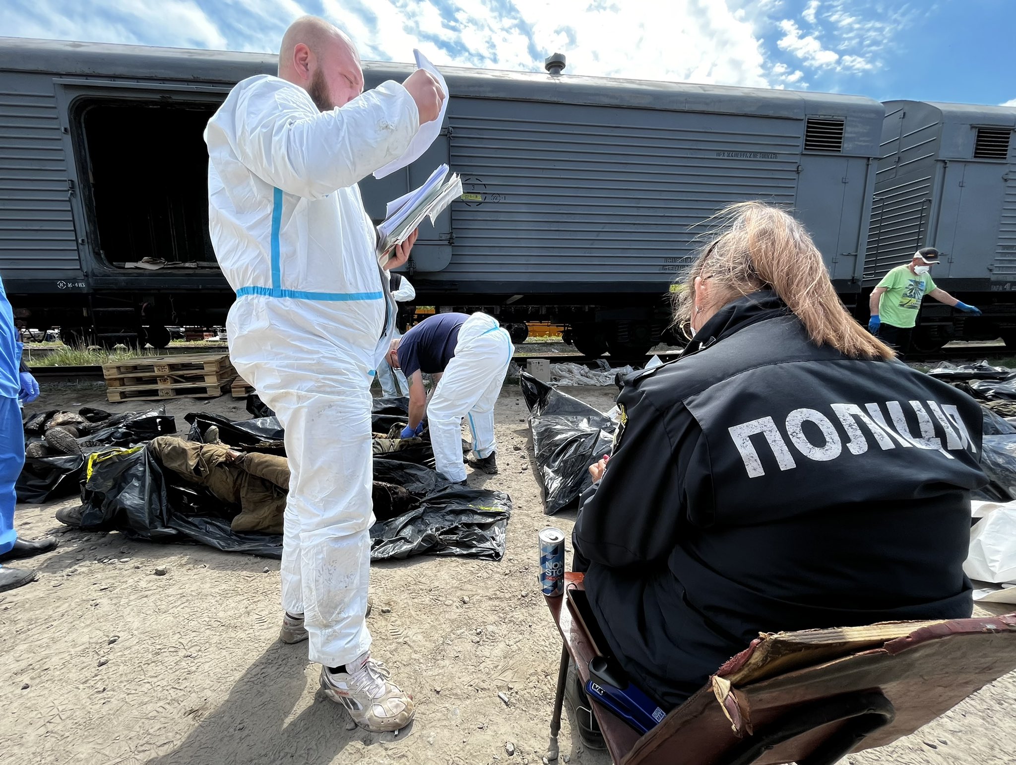 Dead Russian soldiers being identified by Ukrainian authorities in Kharkiv (Roman Stepanovych). Source: https://twitter.com/rmnua/status/1525786585744216068