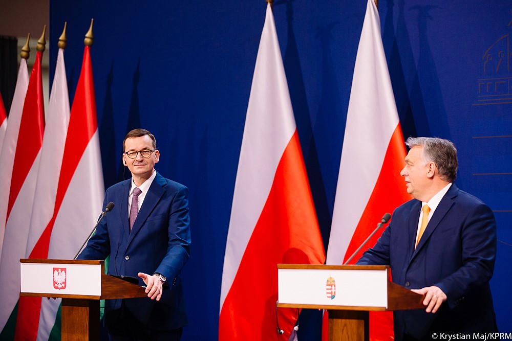 Polish Prime Minister Mateusz Morawiecki met with Hungarian Prime Minister Viktor Orbán in Budapest, Hungary (Krystian Maj, CC BY 3.0 PL , via Wikimedia Commons). Source: https://commons.wikimedia.org/wiki/File:Mateusz_Morawiecki_spotka%C5%82_si%C4%99_z_premierem_W%C4%99gier_Viktorem_Orbanem_w_Budapeszcie_(2020.11.26)_05.jpg