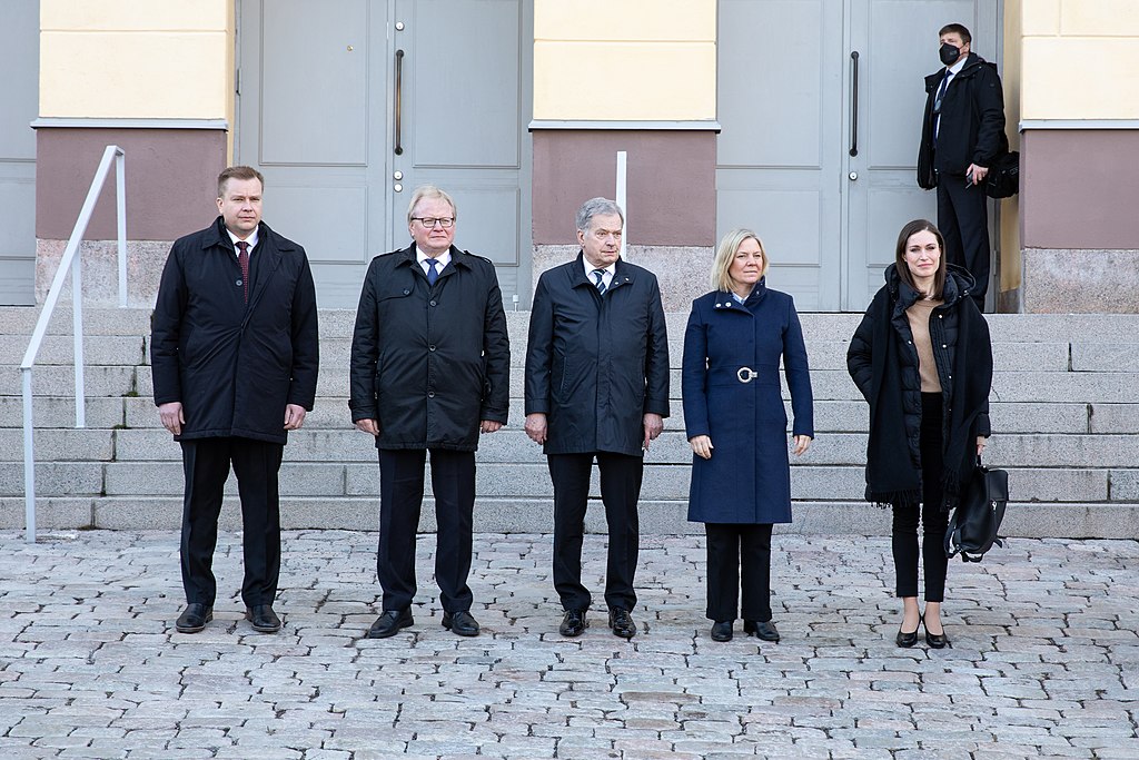 From right to left: Finnish Prime Minister Sanna Marin, Swedish Prime Minister Magdalena Andersson, Finnish President Sauli Niinistö, Swedish Defense Minister Peter Hultqvist, and Finnish Prime Minister Antti Kaikkonen (FinnishGovernment, CC BY 2.0 , via Wikimedia Commons). Source: https://commons.wikimedia.org/wiki/File:Ruotsin_p%C3%A4%C3%A4ministeri_Magdalena_Andersson_vieraili_Suomessa_5.3.2022_(51920125100).jpg