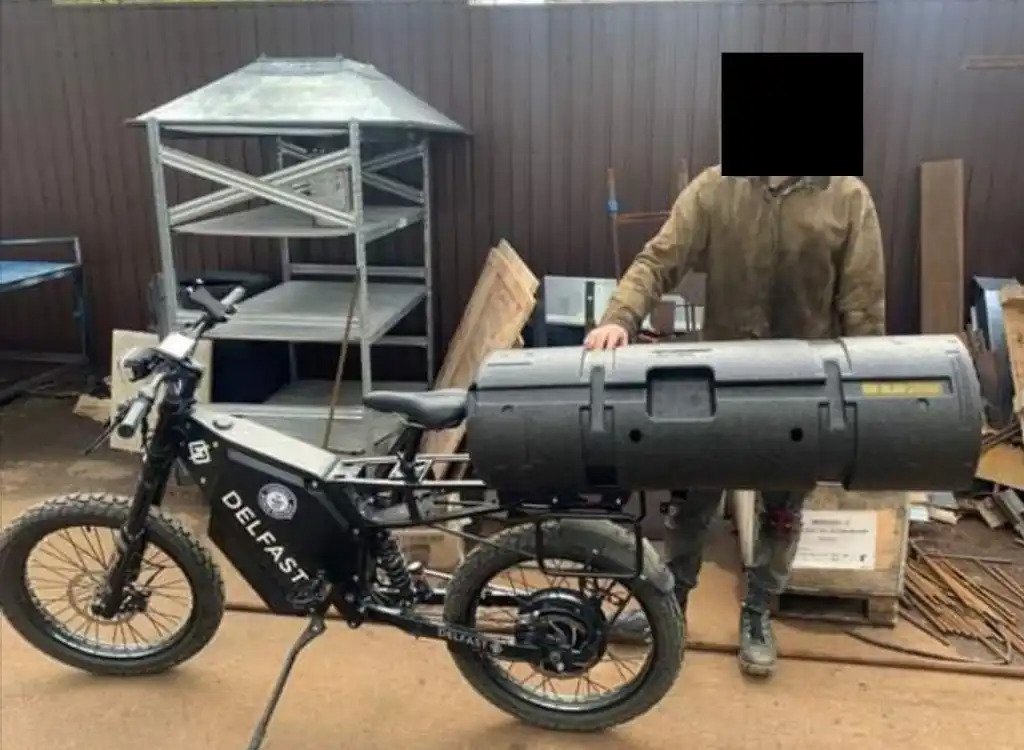 Ukrainian Delfast e-bike modded to carry NLAWs (electrek). Source: https://electrek.co/2022/05/17/ukraine-soldiers-electric-bikes/
