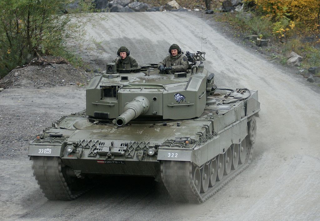 https://commons.wikimedia.org/wiki/File:Leopard_2A4_Austria_4.JPG