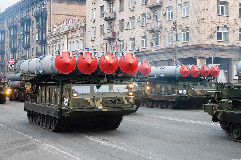 S-300V surface-to-air missile system, rehearsal for the Independence Day military parade in Kyiv, 2018 (VoidWanderer, CC BY-SA 4.0 , via Wikimedia Commons). Source: https://commons.wikimedia.org/wiki/File:S-300V,_Kyiv_2018,_08.jpg