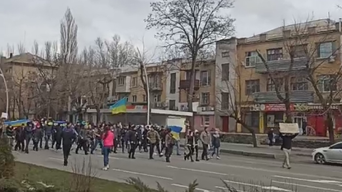 Melitopol residents taking to the streets to prevent their city from being captured by the Russians last March (Pravda.com.ua). Source: https://www.pravda.com.ua/eng/news/2022/03/2/7327497/