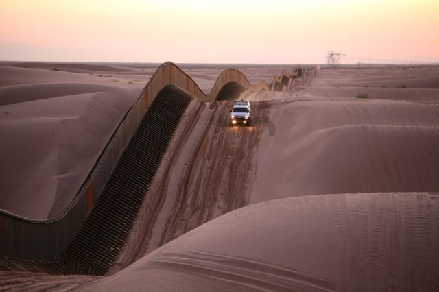 United States Border Patrol at Algodones Sand Dunes, California, USA (US Border Patrol, Public domain, via Wikimedia Commons).