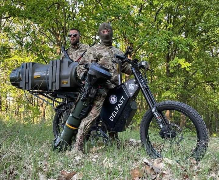 Ukrainian soldiers with a modded e-bike that enables it to carry an NLAW (ArmyInform). Source: https://twitter.com/armyinformcomua/status/1526558806989320204