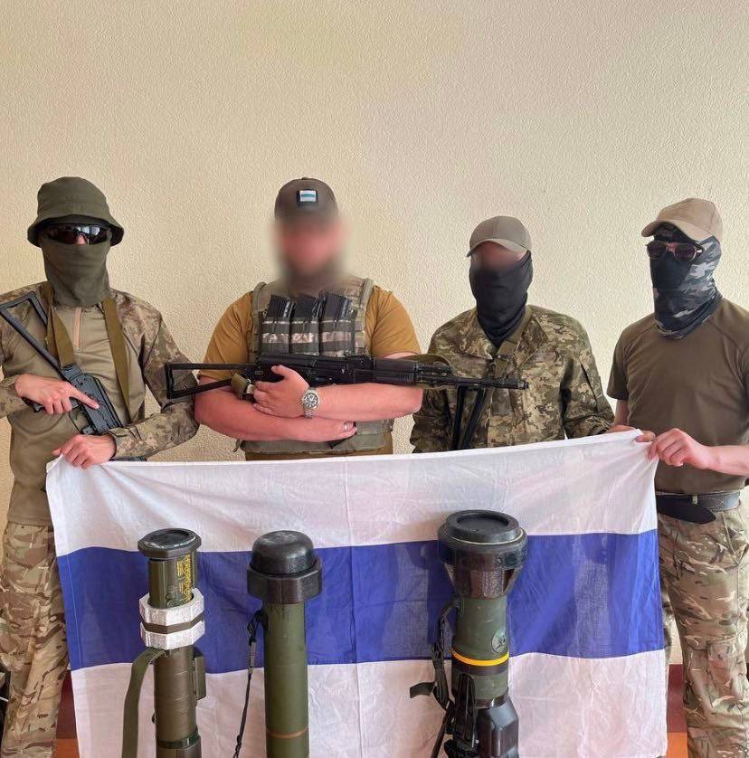Members of the Freedom of Russia Legion receiving donations of food from volunteers (NEXTA). Source: https://twitter.com/nexta_tv/status/1535113963813408768