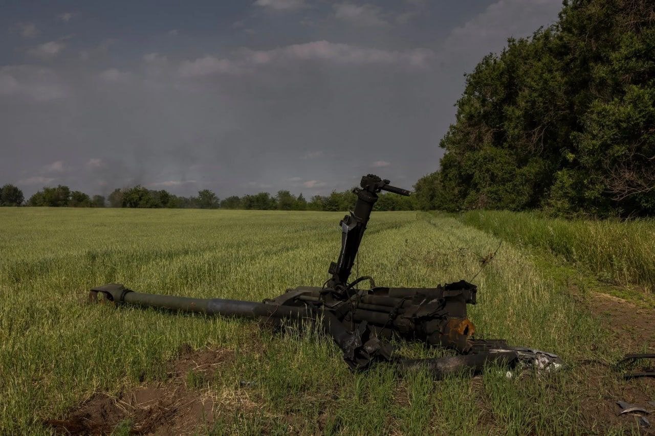 A destroyed US-donated M777 howitzer in Ukraine (Matthew Luxmoore). Source: https://twitter.com/mjluxmoore/status/1535542761407057920