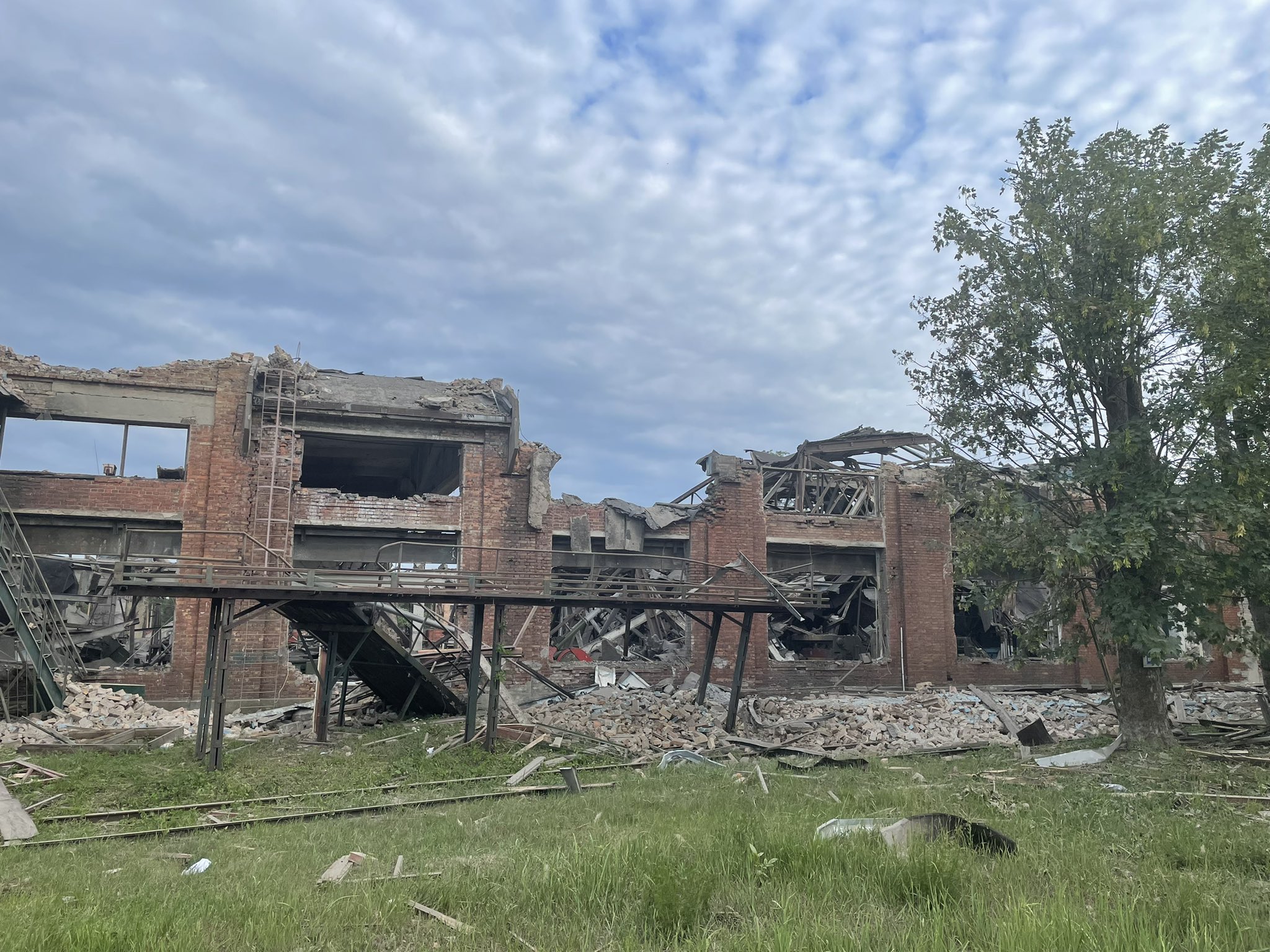 Ukrainian car repair facility in Kyiv hit by a Russian cruise missile (Walter Report). Source: https://twitter.com/walter_report/status/1533545401210781697