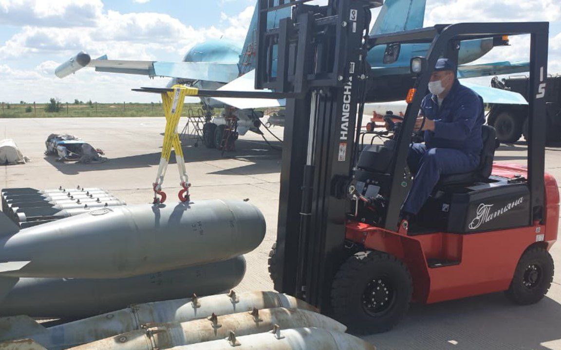 Hangcha-brand commercial forklifts being used by the Russian forces as donated by civilians (Rob Lee). Source: https://twitter.com/RALee85/status/1533922622794350592