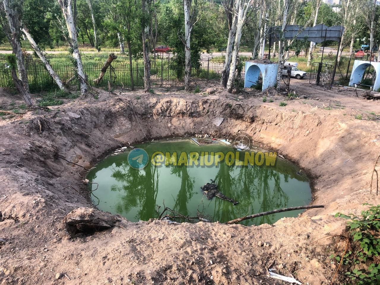 A small swamp in Mariupol where sewage and drinking water may have been mixing together (Денис Казанський). Source: https://twitter.com/den_kazansky/status/1534785143675682816
