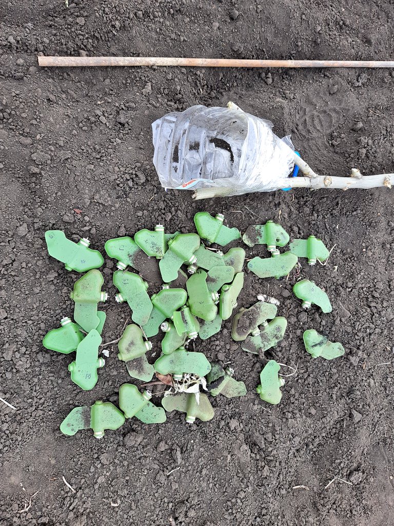 Russian cluster mines found in an unspecified field in Ukraine (Falcon). Source: https://twitter.com/falconua/status/1537038093420740613