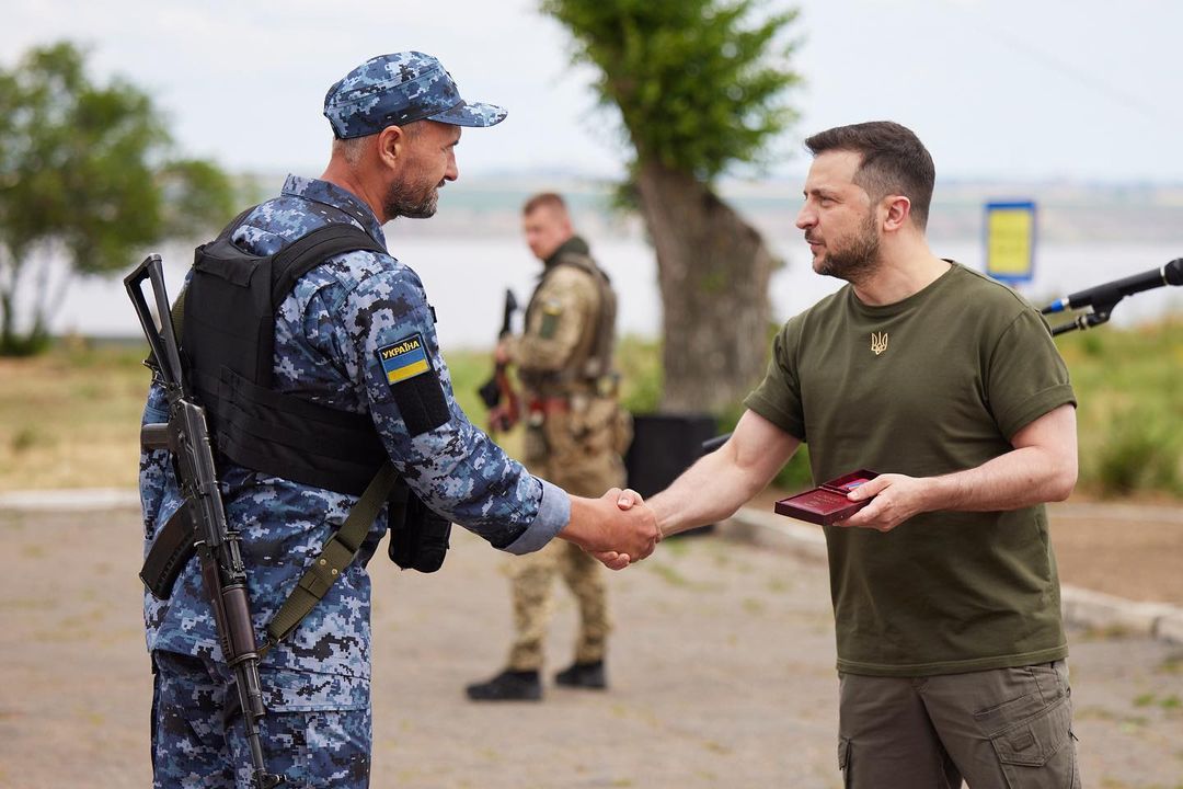 President Volodymyr Zelensky awarding a Ukrainian soldier (Kyle Orton). Source: https://twitter.com/KyleWOrton/status/1538312840813203463