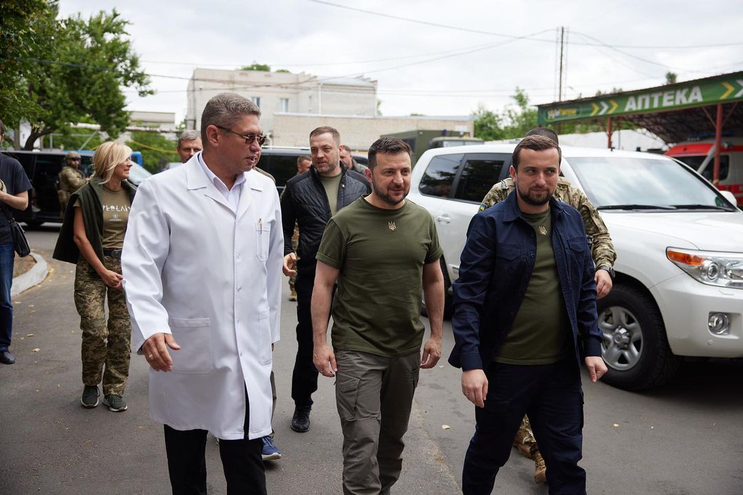 Ukrainian President Volodymyr Zelensky visiting a hospital in Mykolaiv (Kyle Orton). Source: https://twitter.com/KyleWOrton/status/1538314172395671558