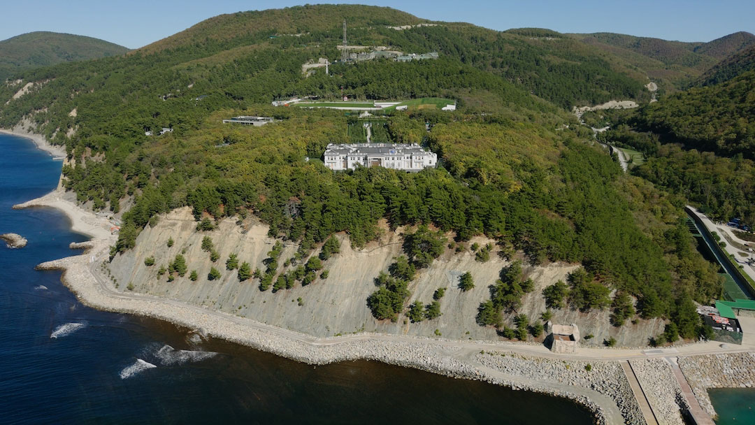 A palace worth 1 billion allegedly built for Putin in Gelendzhik near the Black Sea (Organized Crime and Corruption Reporting Project). Source: https://twitter.com/OCCRP/status/1538839794536546304