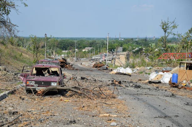 A highway in Severodonetsk severely damaged by Russian shelling in the area (Serhiy Hayday). Source: https://twitter.com/serhey_hayday/status/1538966842366115840