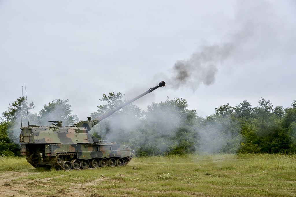 Italian Army Artillery Training Regiment firing a Panzerhaubitze 2000, 2019 (www.esercito.difesa.it, CC BY 2.5 <https://creativecommons.org/licenses/by/2.5>, via Wikimedia Commons). Source: https://commons.wikimedia.org/wiki/File:Italian_Army_Artillery_Training_Regiment_Panzerhaubitze_2000_firing.png