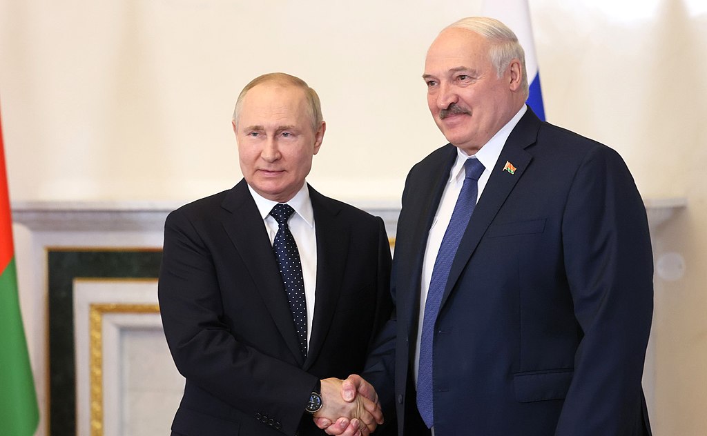 President of Russia Vladimir Putin meeting with President of Belarus Alexander Lukashenko at the Constantine Palace in Saint Petersburg, Russia (Kremlin.ru, CC BY 4.0 , via Wikimedia Commons).