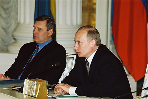 President Vladimir Putin with Russian Prime Minister Mikhail Kasyanov during the Russia-EU summit, 2001 (Kremlin.ru, CC BY 3.0 , via Wikimedia Commons). Source: https://commons.wikimedia.org/wiki/File:Vladimir_Putin_17_May_2001-7.jpg